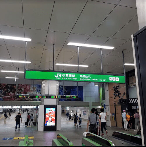 JR秋葉原駅中央改札口北側(ヨドバシカメラ側)を出ます。