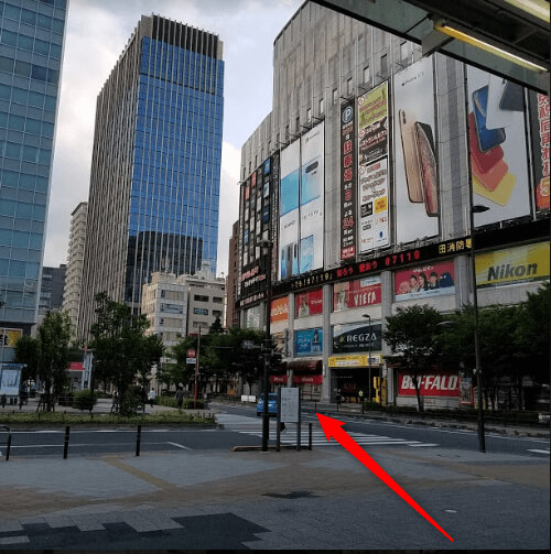右手側にはヨドバシカメラが見えます。そのまま直進でおすすみください。