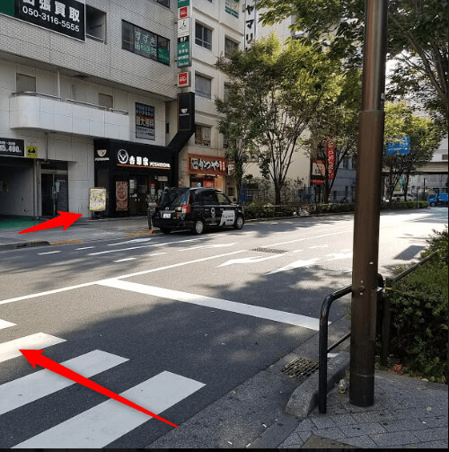 右斜め前に吉野家さんが見えます(後側がヨドバシカメラになります) 横断歩道を渡って頂き、上に高速道路が走っている大きな道路(昭和通り)までお進みくださいここまでで約1分ほどになります。