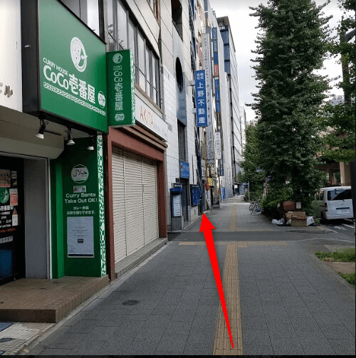 そのまま30秒ほど直進すると目印の青い看板(上野不動産)が見えてきます。