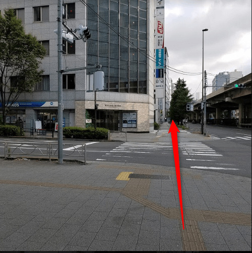 2番出口を出ましたらそのまま直進でおすすみください。 (左手側がヨドバシカメラ、右手側が昭和通りとなります)